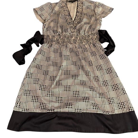 Banana Republic midi dress, smocked waist and collar, geometric pattern, size 8 - Picture 7 of 10